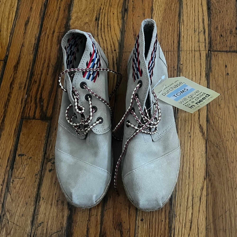 Tom’s boots